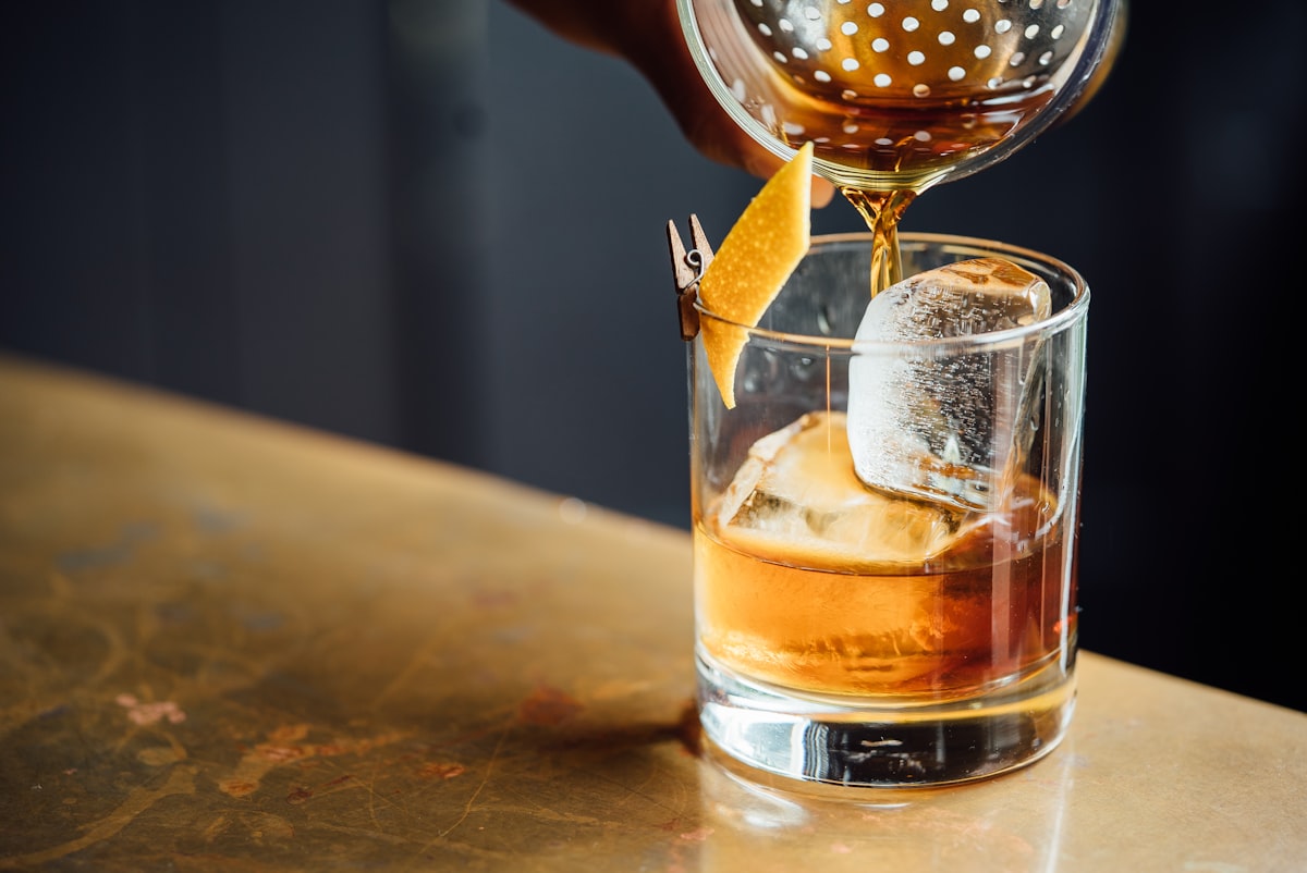Lasi Kasino Hotelin cocktailbaari iltavalossa